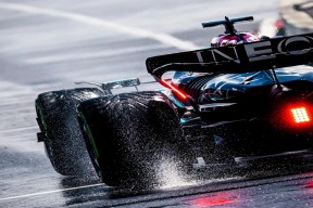 华体会app-红牛车队力克梅赛德斯，塞恩斯惊艳四座