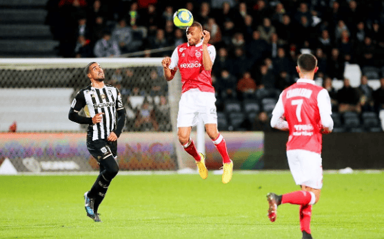 华体会官网-兰斯宣布球队内部禁赛一名球员  第2张 华体会官网-兰斯宣布球队内部禁赛一名球员  第2张